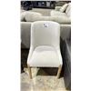 Image 2 : FABRIC ACCENT CHAIR WITH DECORATIVE PILLOW