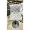 Image 2 : TUFTED SWIVEL BAR STOOL