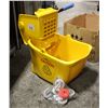 Image 1 : MAGNUM MOP BUCKET W/ WHEELS & PUSHER