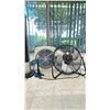Image 3 : 2 ELECTRIC FLOOR FANS, 2 ELECTRIC TABLE TOP FANS & ELECTRIC DESK LAMP