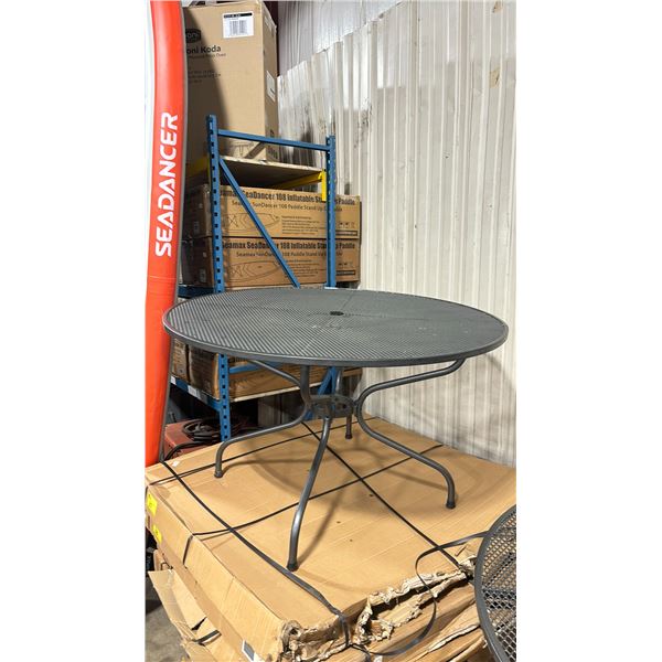 ROYAL GARDEN MIT SCHIRMLOCK 47" ROUND GREY METAL MESH TOP OUTDOOR PATIO TABLE *IN BOX*