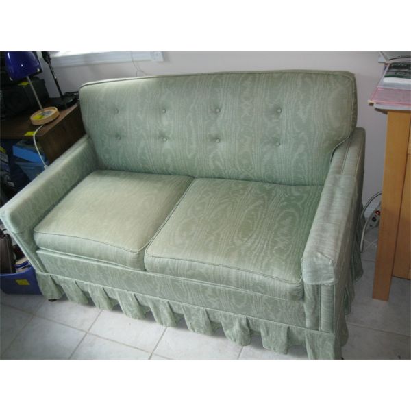 SM. UPHOLSTERED LOVESEAT W/BLANKET THROW