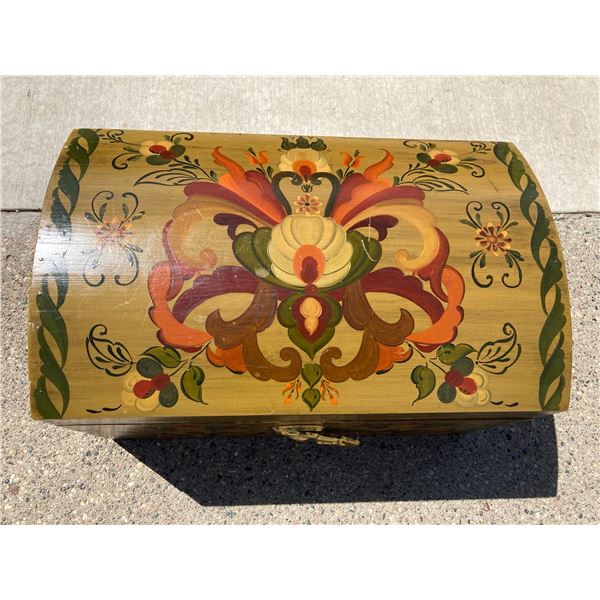 ROSEMALLED WOODEN TRUNK