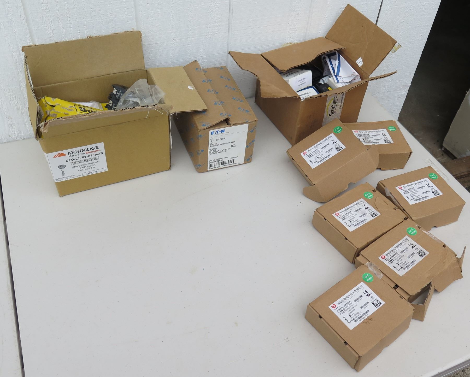 Multiple Boxes Sinofuse Electric L2E-250A1000V, Geotab G7-C62-0D3-F9CA ...