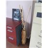 Image 8 : Wooden Desk w/ 3 Drawers, 4-Drawer Filing Cabinet, Lamp, Décor, Sign, etc