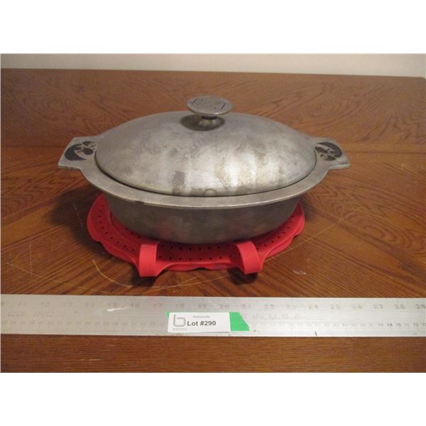 Wilton Armbetale Cast Aluminium Roaster w/Silicone Pot Holder