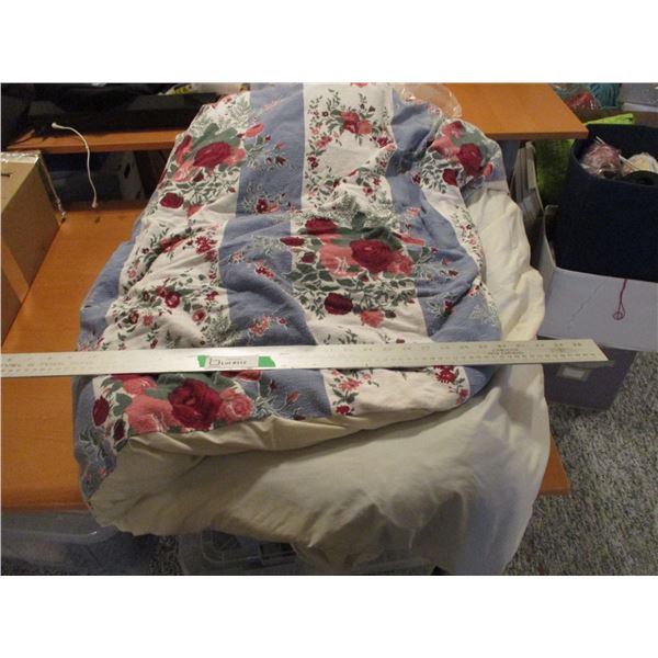 Quilt/Duvet w/Rose Duvet Cover