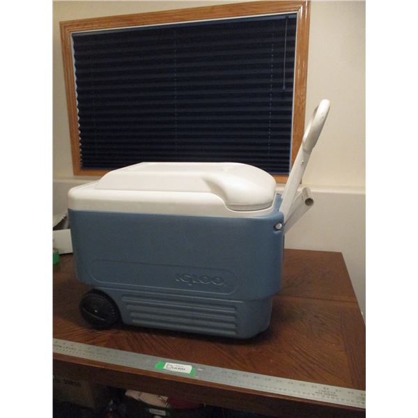 Igloo Wheeled Cooler (Medium Sized)