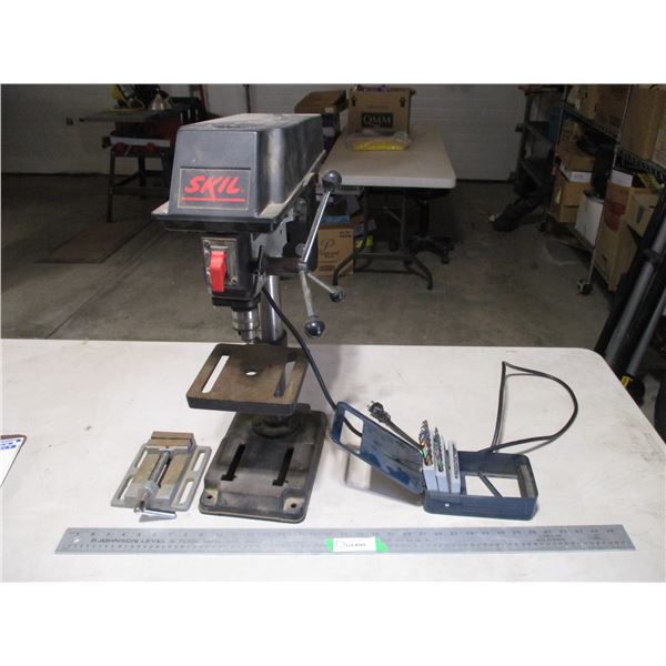 Skil 8" 5 Speed 5.9 amp Drill Press w/Bit Set