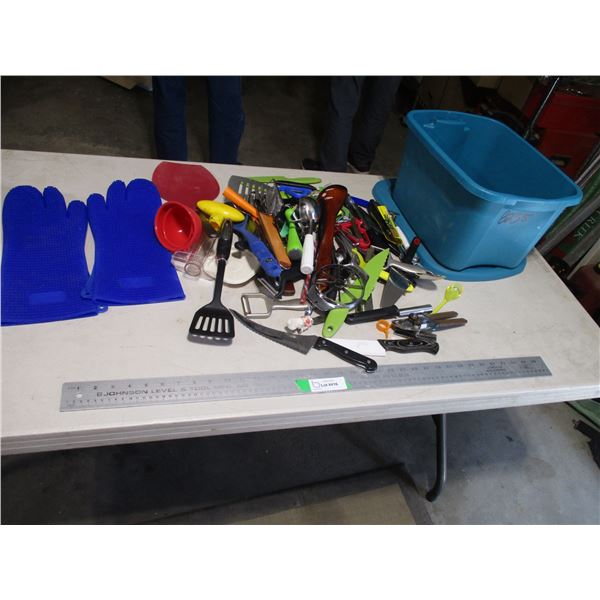 Silicone Oven Mitts & Various Kitchen Items