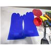 Image 2 : Silicone Oven Mitts & Various Kitchen Items