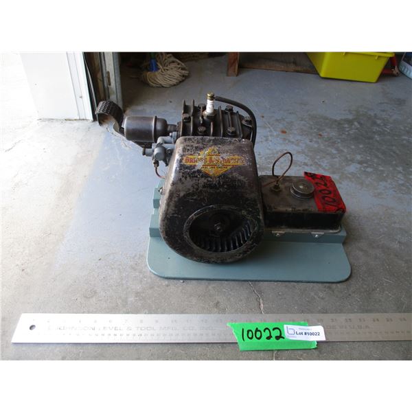 Antique Briggs & Stratton 4 Cycle Gasoline Motor w/Kick Start & Fuel Tank - Washing Machine Motor Mo