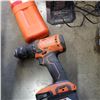 Image 2 : RIDGID 18 VOLT CORDLESS CIRCULAR SAW AND DRILL, WITH 2 BATTERIES AND CHARGER IN BAG