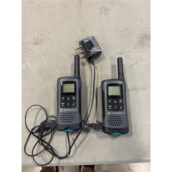 2 MOTOROLA TALKABOUT T600 WALKIE TALKIES WITH DUAL CHARGER