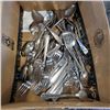 Image 2 : LOT OF CUTLERY ELECTRIC KETTLE AND GERM GUARDIAN HUMIDIFIER