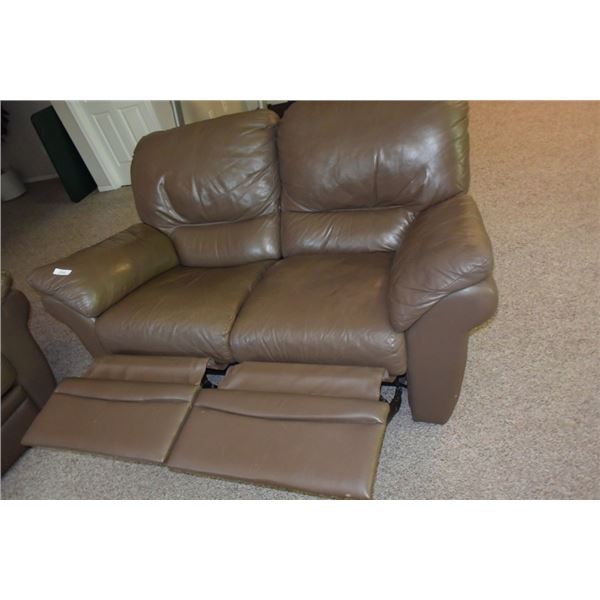 Reclining Love seat in good condition