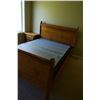 Image 2 : Queen Size Headboard Footboard & Side Table