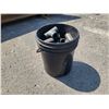 Image 1 : Bucket with contain