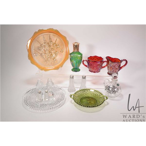 Two tray lots of vintage and collectible glass including iridescent art glass lamp fragrance infuser