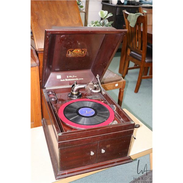 Antique Victor Victrola "Victor Talking Machines" gramophone, model No. VV-IX , includes one album, 