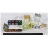 Image 1 : LOT OF ASSORTED DECORATIVE GLASS ITEMS INCLUDES