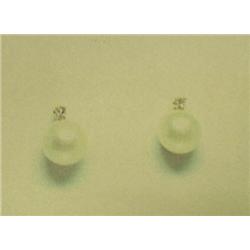Cultured Pearl and diamond earrings, 14K yellow gold, Cultured pearls, spherical, 5.50mm, Fine luste