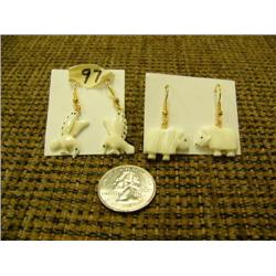 Lot of 2 ivory earrings: bird and musk ox (2)