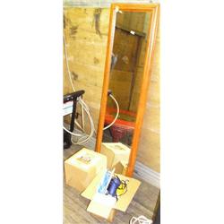 Lot of: mirror, musical water globe and massager (168)