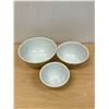 Image 4 : 3 Vintage Pyrex "Homestead" Nesting Mixing Bowls - Largest 2.5L - very nice condition