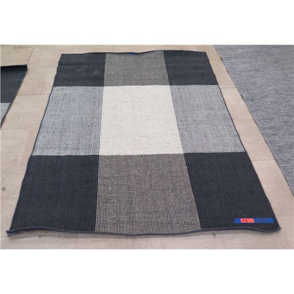 Black and White Geometric Area Rug 7'9" x 6'