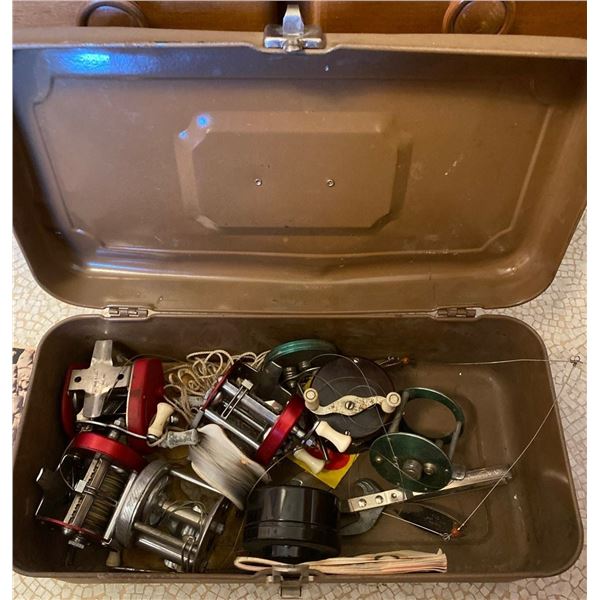 Vintage Fishing Reals 7 Metal Tackle Box