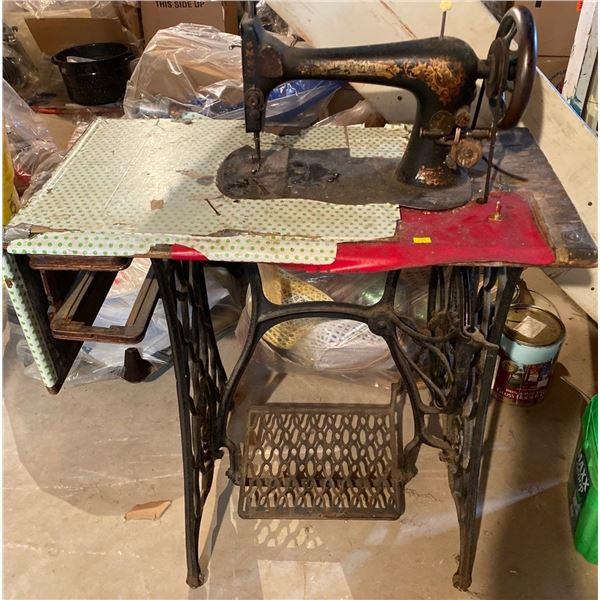 Victorian Singer Sewing Machine30L x 16W x 38T