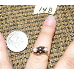10K gold ring with 2 white pearls and 1 black pearl (171)