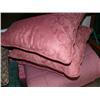 Image 3 : Lot of green and pink towels, pink bedspread, and pink pillows (172)