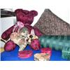 Image 2 : Lot of throw pillows, linens and decorative boxes (172)