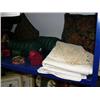 Image 3 : Lot of throw pillows, linens and decorative boxes (172)