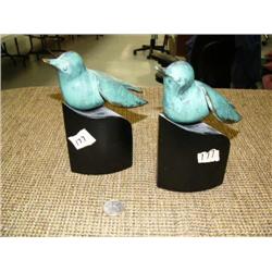 Lot of 2 metal birds with patina finish on black bases (172)