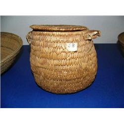 Basket with lid - broken handle 7" tall 6" width (178)