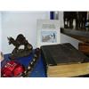 Image 4 : Entire shelf: bells, old neckties, photographs (2)