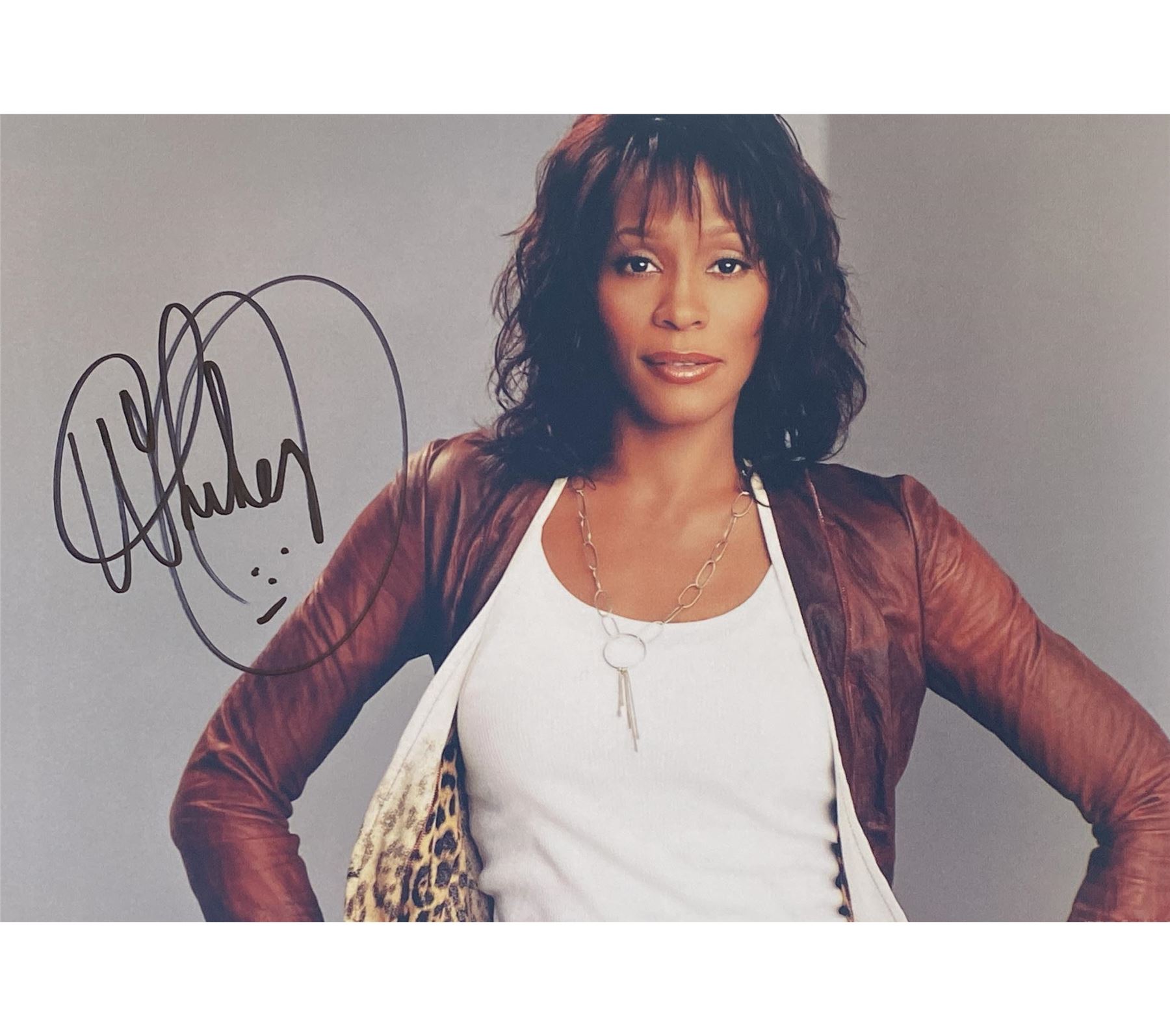 【大幅値下げ】故Whitney Houstonの直筆サイン 本物証明証のコピー付 Whitney Houston サイン入り写真 - メルカリ