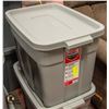 Image 1 : NEW RUBBERMAID 68 LITRE ROUGHNECK TOTE WITH LID