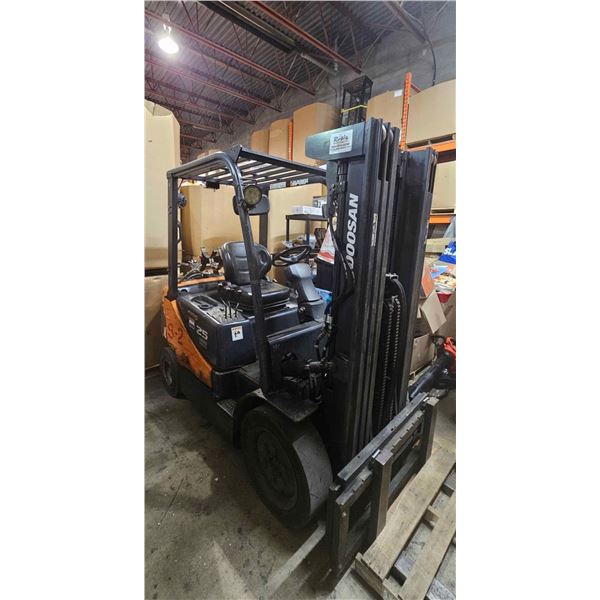 Lot of 1 2010 Doosan Pro5 25 - 5000LB Heavy-Equipment Forklift - Used - (*See Description)