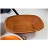 Image 2 : Leviton - Quick Seat Stool - (2) Clay Baking Dishes