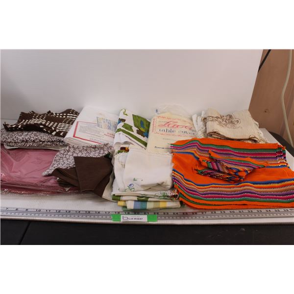 Lot of: (5) Cloth Tablecloths, Various Placemats & Cloth Napkins