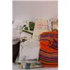 Image 3 : Lot of: (5) Cloth Tablecloths, Various Placemats & Cloth Napkins