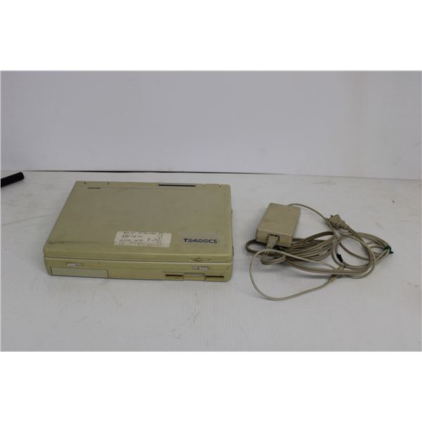 Old Toshiba 486 Notebook T2400CS - Consignor Says it Turns On, As Is