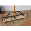 Image 3 : *Shovel & Shop Broom