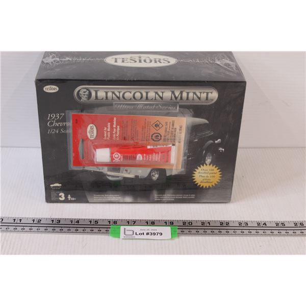 Lincoln Mint 1937 Chevrolet Custom 1:24 Scale Model w/Glue