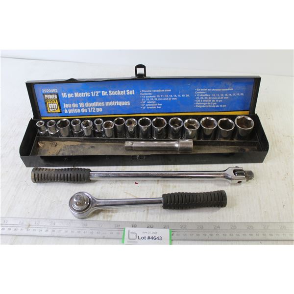 (19) Piece Socket Set (dented case)