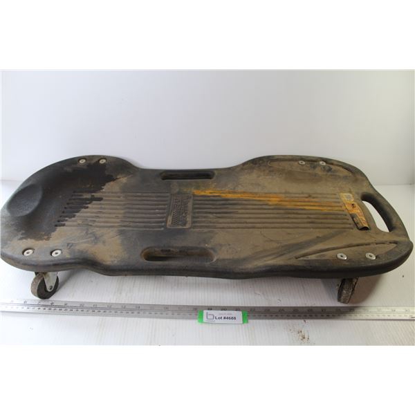 Mechanix 24" Creeper (has crack by one wheel)